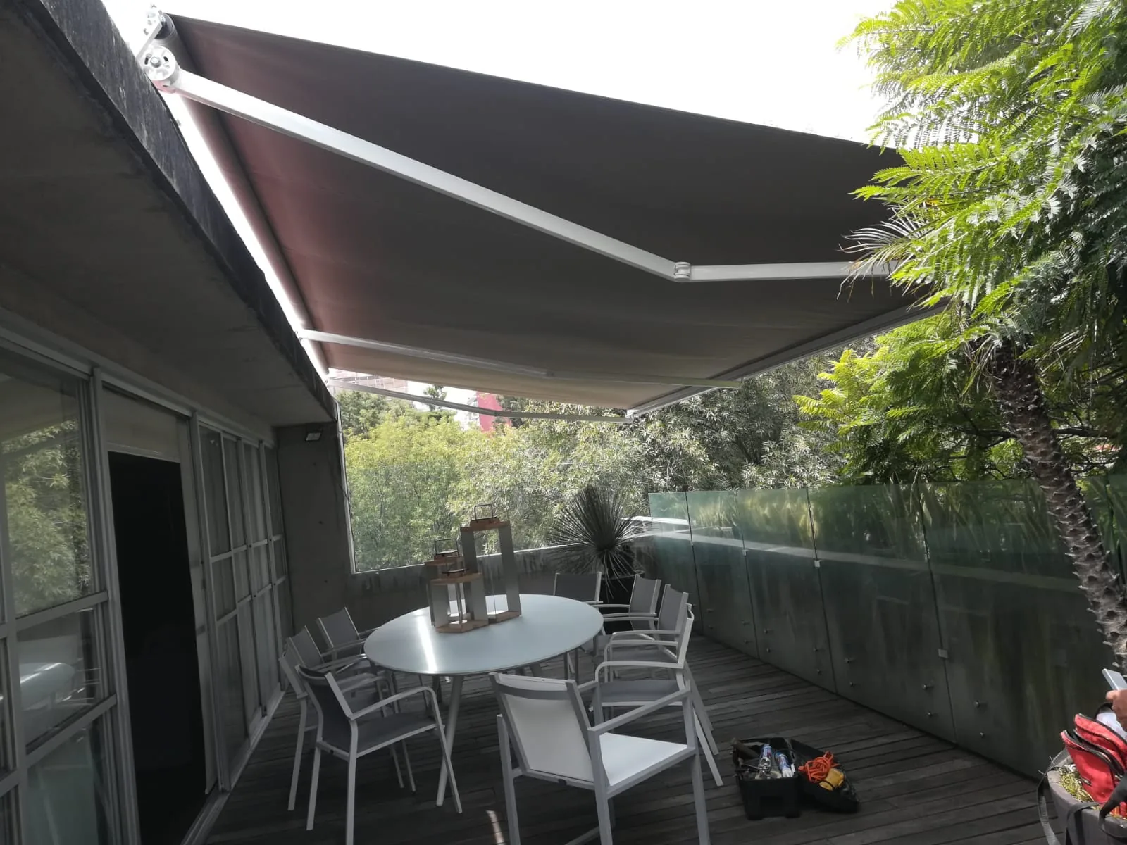 Toldo retráctil instalado en terraza